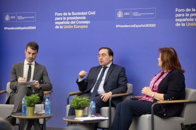 Momento de la intervención de Albares en el Foro