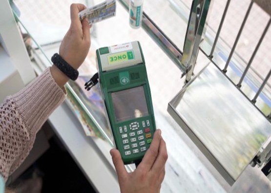 vendedor en un kiosco de la ONCE