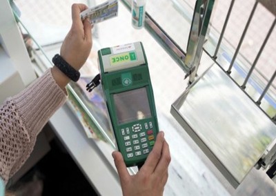 vendedor en un kiosco de la ONCE