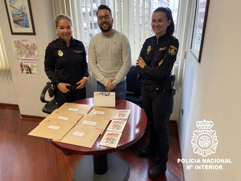 David Cejudo, director de la ONCE en Ourense, junto a dos agentes de la Policía Nacional que entregaron el material divulgativo adaptado