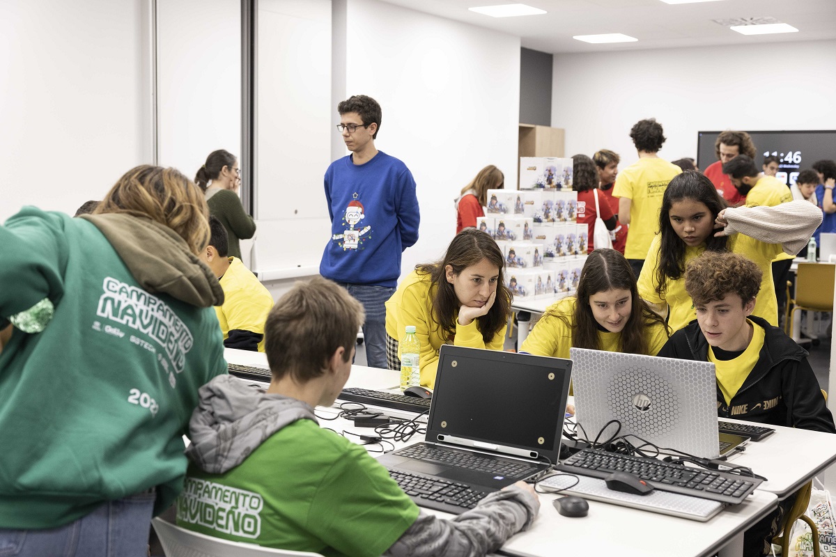 Iamgen de jóvenes participantes en el campamento de videojuegos accesibles en la Navidad 2022