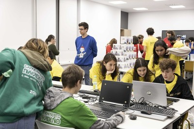 Iamgen de jóvenes participantes en el campamento de videojuegos accesibles en la Navidad 2022