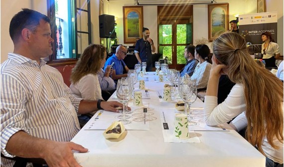Momento de la experiecnia enoturística accesible en Canarias