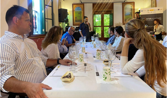 Momento de la experiecnia enoturística accesible en Canarias