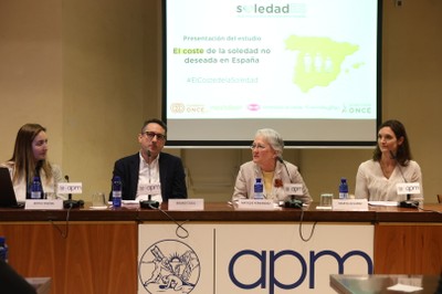 De izda a dcha, los autores del estudio, Berta Rivera y Bruno Casal, junto a Matilde Fernandez y Martá Álvarez