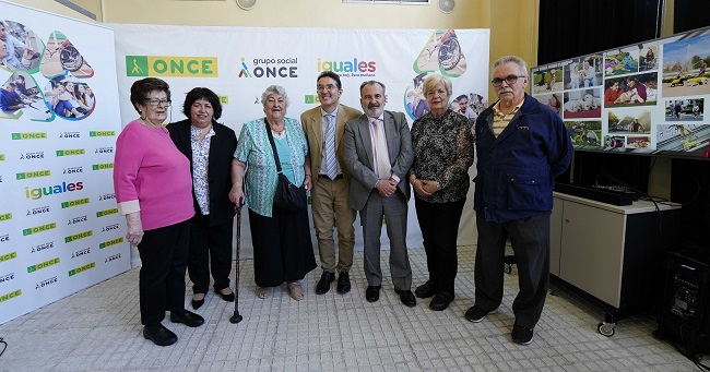 Responsables de la ONCE con los representantes de las tres familias homenajeadas