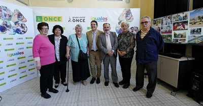 Responsables de la ONCE con los representantes de las tres familias homenajeadas