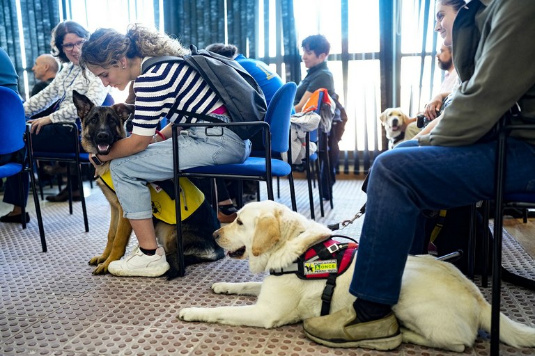 Familias junto a los perros durante el homenaje