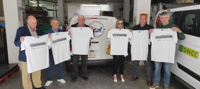 Miembros de la ONCE y del Banco de Alimentos de Pontevedra posan con algunas de las camisetas