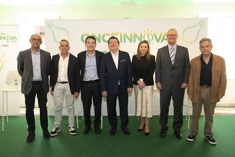 Foto de familia de los participantes de la presentación del Reto ONCE Innova