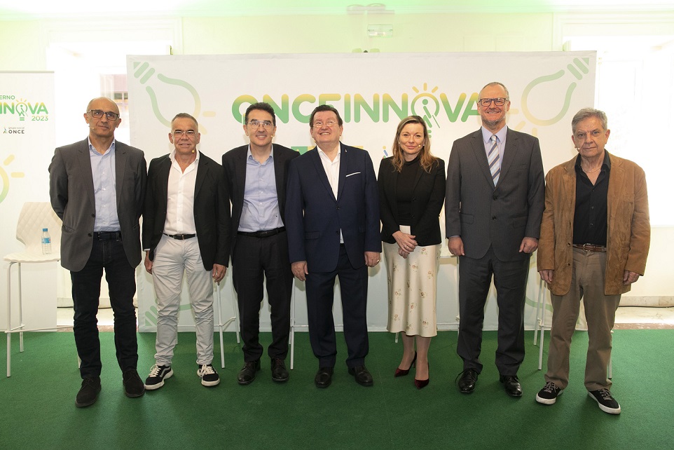 Foto de familia de los participantes de la presentación del Reto ONCE Innova