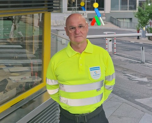 Juan Carlos Serradilla posa al lado de su garita de trabajo (imagen plano medio)