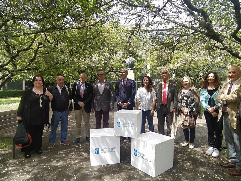 Foto de familia de los responsables de las entidades firmantes con la Xunta
