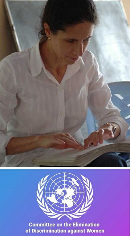 Ana Peláez leyendo un documento en braille con el logo de la CEDAW 