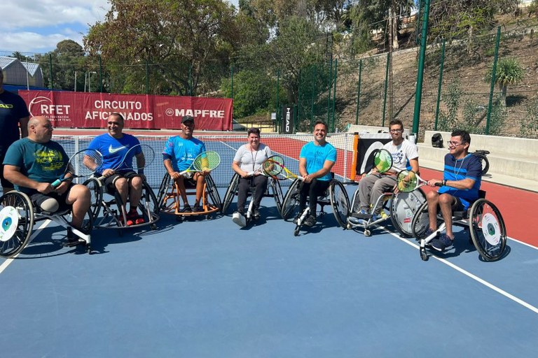 Jugadores en la escuela de tenis