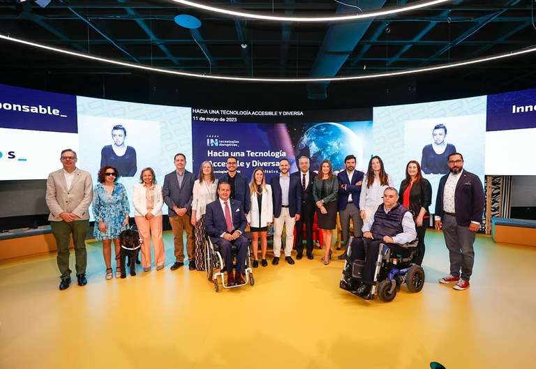Foto de familia de los asistentes y participantes en la jornada