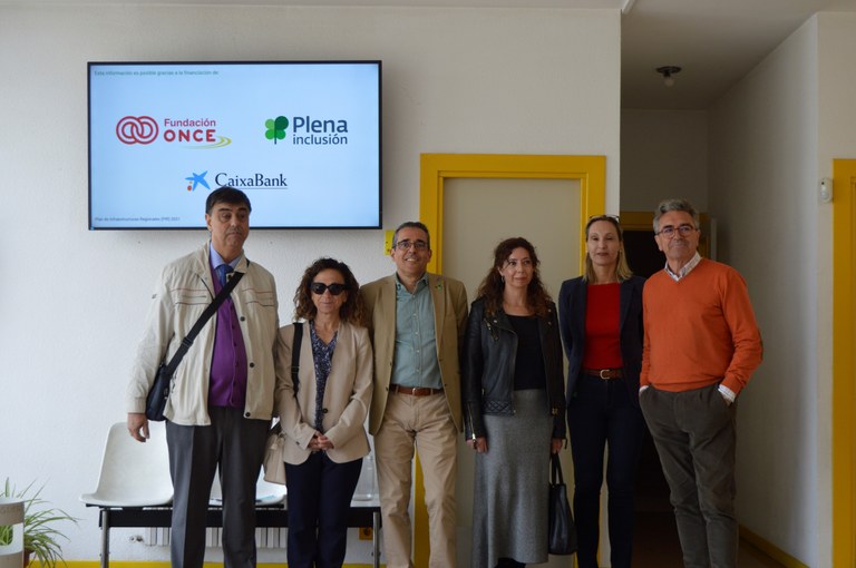Foto de familia de la visita de los responsables de la ONCE y  Plena Inclusión a Asprodema 