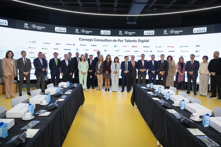Foto de familia del Consejo Consultivo de Por Talento Digital
