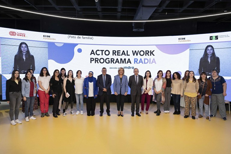 Foto de familia de las asistentes de RADIA a la renovación del convenio