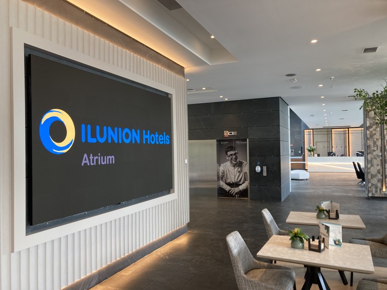 Pantalla LG del Hotel Ilunion Atrium