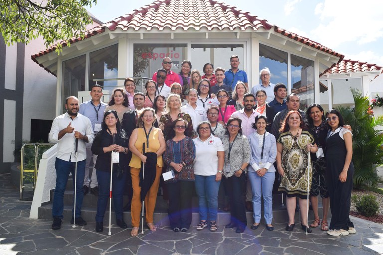 Foto de familia de los técnicos y responsables de FOAL con los profesionales del programa Ágora de todos los países de América Latinaen donde está implantado