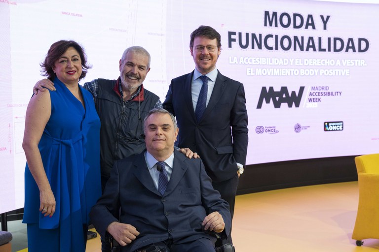 Foto de familia de los participantes en la inauguración