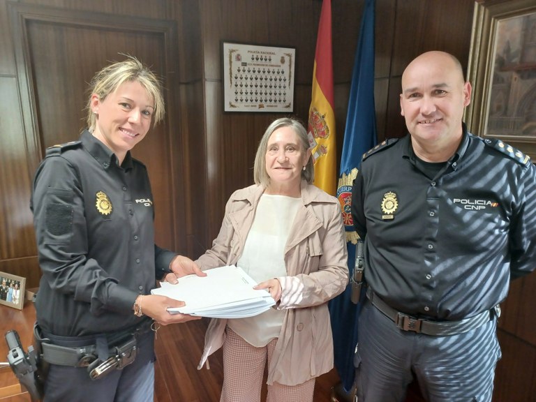 Pilar Calvo junto a los policías nacionales