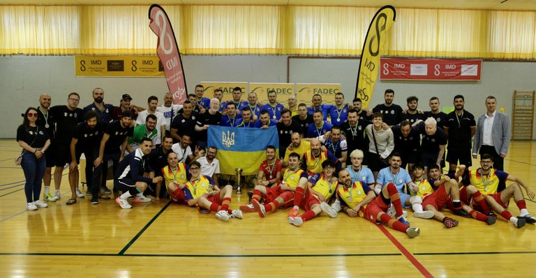 Todos los equipos del campeonato B2, con Ucrania en el centro (Foto de Jaime Martínez)