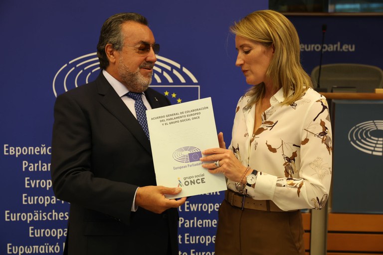 Miguel Carballeda y Roberta Metsola tras la renovación del acuerdo