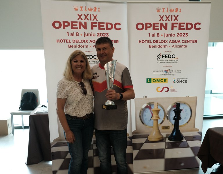 Gavril Draghici mostrando su trofeo