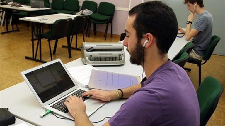 Joven estudiante universitario con discapacidad visual
