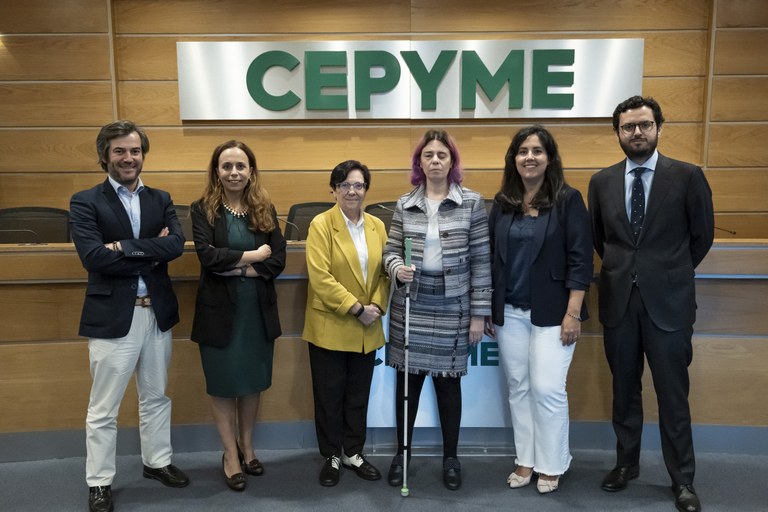 Foto de familia de los participantes en la jornada