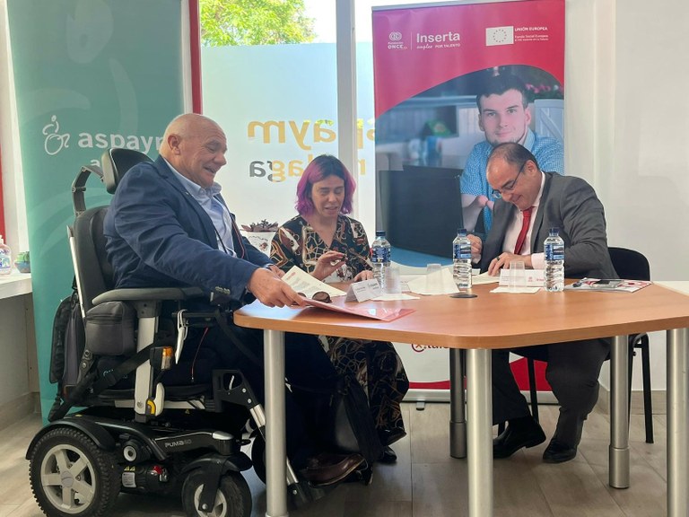 Momento de la firma entre Inserta y Aspaym