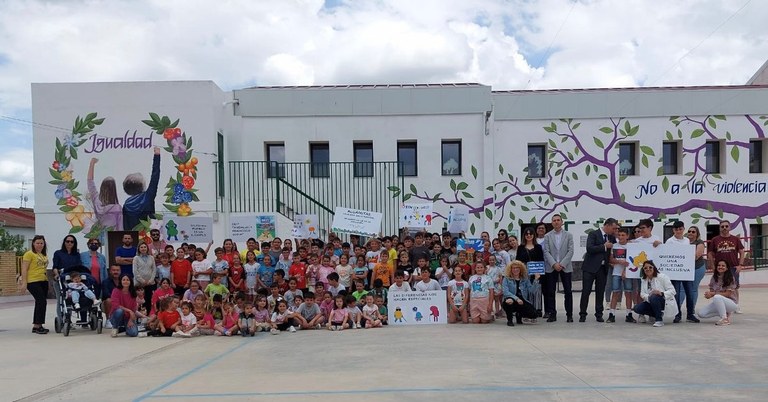 Alumnos con las pancartas alusivas a la Calle de la Inclusión en Algámitas