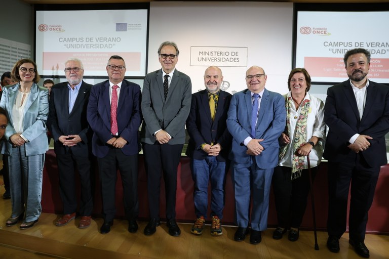 Foto de familia de los participantes en el acto de presentación del campus