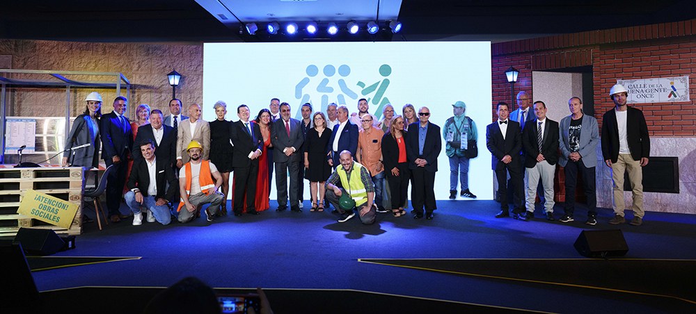Foto de familia de los vendedores y las autoridades