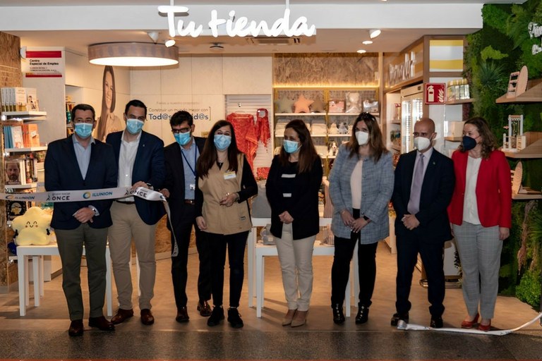 foto de familia de la inauguración de la tienda