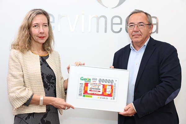 Patricia Sanz y Enrique Galván muestran el cupón