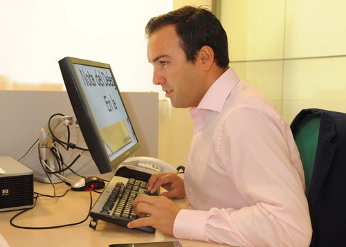 Una persona afiliada trabajando en el ordenador