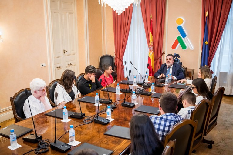Reunión de los jóvenes en el salón de Plenos del Consejo general, junto al presidente y la vicepresidenta