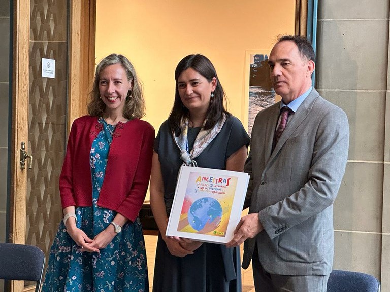 Momento de la entrega del libro Ancestras