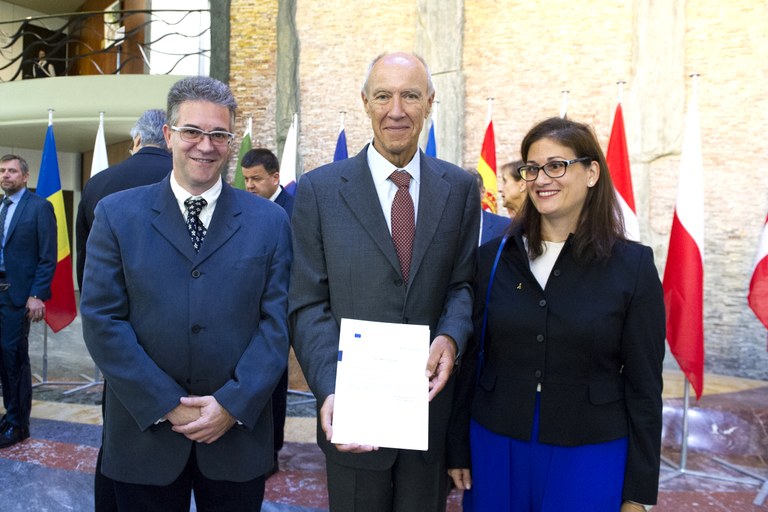 Francisco Martínez y Bárbara Martín con el director general de la OMPI, Francis Gurry, en el centro, muestran el documento original del depósito de la UE del instrumento del tratado de Marrakech