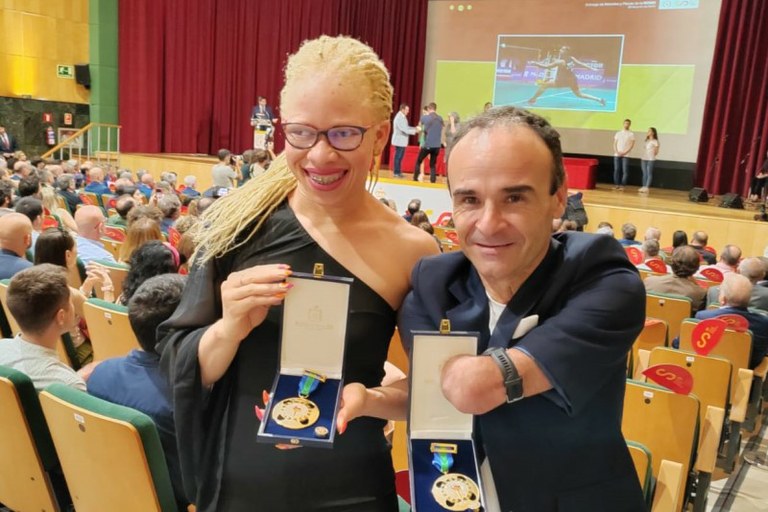 Adiaratou y Ricardo Ten muestran sus medallas de oro 