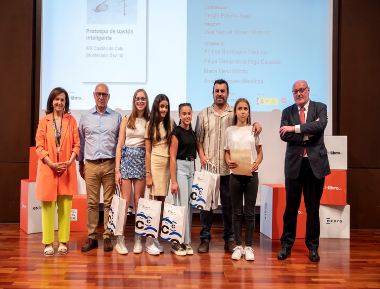 Las ceradoras del Bastón Inteligente recogiendo su premio