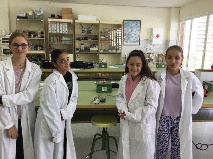 Creadoras del bastón inteligente de 1º de la ESO