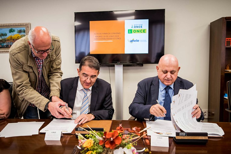 Momento de la firma entre la ONCE y ANELE