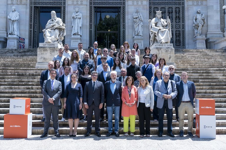 Foto de familia de los ganadores del  concurso 'Es de libro'