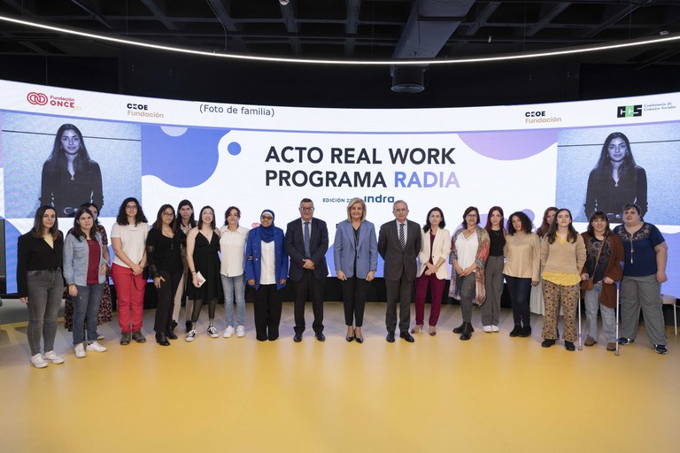 Participantes del programa RADIA en un acto con empresas