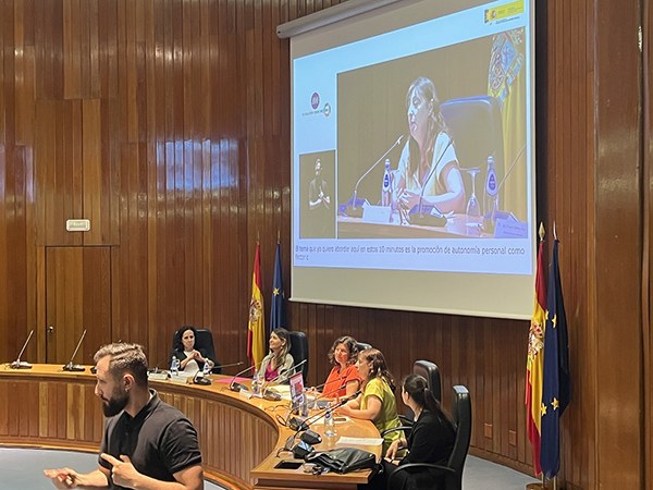 Otro momento de la conferencia con intervención de Isabel Caballero