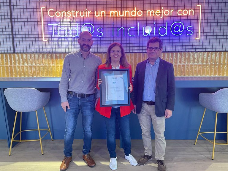 Los responsables de Ilunion Sociosanitario muestran el certificado